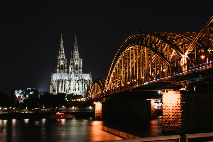 Dome of Cologne at night illumination Hohenzollern (photo by Lichtwerkstatt, Shutterstock.com)
